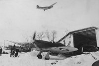 Советский бомбардировщик СБ пролетает над стоящими на аэродроме английскими истребителями «Харрикейн» Мк IIВ Тrор