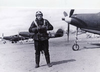 Гвардии мл. лейтенант Гридюшко<br />на стоянке самолетов 2-го ГИАП.<br />Аэродром Ваенга-1. 1944 г.<br />Фото из коллекции Музея морской авиации<br />Северного флота.