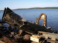 Извлечение остатков истребителя Airacobra I. <br />Урдозеро, 2009 год. Фото В.Чернышова.
