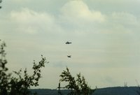 Скан484.jpg (88.4 КБ) 14233 просмотра «Киттихаук» на внешней подвеске <br />под вертолетом Ка-32С.<br />Фото Н.Жолнина, 1997 г.