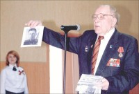 Юрий Иванович с фотопортретом своего командира знаменитого земляка-коломенца Г.В.Павлова