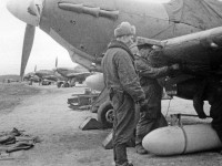 78-й ИАП ВВС СФ, весна 1943 г. Техники готовят «харрикейны» к боевому вылету на морские коммуникации - подвешивают дополнительные топливные бачки. На фото хорошо видны установленные на самолетах противопыльные фильтры