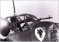 Снимок сделан на сицилийском аэродроме Гербини. На снимке хорошо видны элементы фонаря кабины и передняя подвижная пулеметная установка с пулемётом MG-81, а также эмблема KG-30 на борту фюзеляжа.