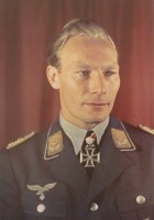 с июля 1941 г. командир 1-й группы 30-й бомбардировочной эскадры (I./KG 30) люфтваффе гауптман Вернер Баумбах (Werner Baumbach, 1916—1953).