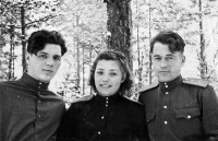 Зенкова Апполинария Ивановна с однополчанами, 1944-й год.jpg