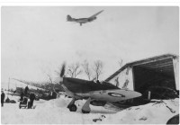 Хотя на этой фотографии в основном изображены самолеты из 151-го авиакрыла Британских Королевских ВВС &quot;Харрикейн&quot; на аэродроме Ваенга в 1941 году, над ними можно увидеть пролетающий самолет СБ из состава ВВС Северного флота.