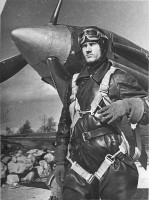 Лейтенант З.А. Сорокин на фоне истребителя МиГ-3. Аэродром Ваенга, 1941 год. Фотография из открытых источников из собрания автора.