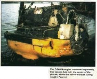 Двигатель DB601A поднят отдельно. Отверстие от снаряда в центре картинки над желтым выхлопным обтекателем (Джим Пирс).