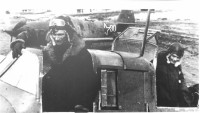 На фото на переднем плане Герой Советского Союза комэск-1 майор Гуляев Сергей Арсентьевич, на месте воздушного стрелка штурман и парторг эскадрильи старший лейтенант Казаков Алексей Прохорович.