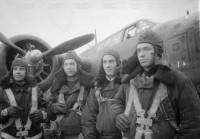 Слева направо капитан Рукавицын В.П., ст. сержант Успенский А.Н., старшина Вертюков Г.Н. и лейтенант Жосан Н.Д. 1944.jpg