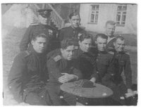 На обороте надпись:  Июль 1945г.<br />Первый ряд снизу, слева - Таран В.Г.