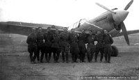 Лётчик Дмитрюк (четвертый слева) с товарищами на фоне своего самолёта Р-40 Тамагаук<br />после боя, в котором он одержал 2 победы. 1941 г.