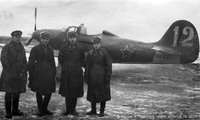 Летчики полка Филиппов, Фомченков, Кутахов (тот самый), Тимофеев на фоне самолёта Фомченкова