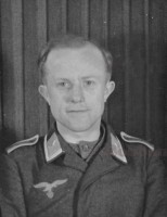 Oberleutnant Pilot FFA Portrait Uffz. 2.jpg