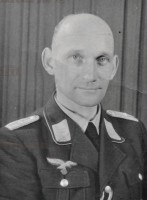 Oberleutnant Pilot FFA Portrait Uffz. 3.jpg